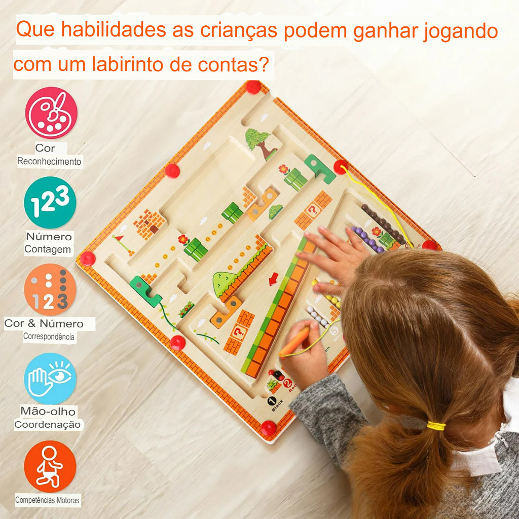 Criança Brincando com o Labirinto Magnético